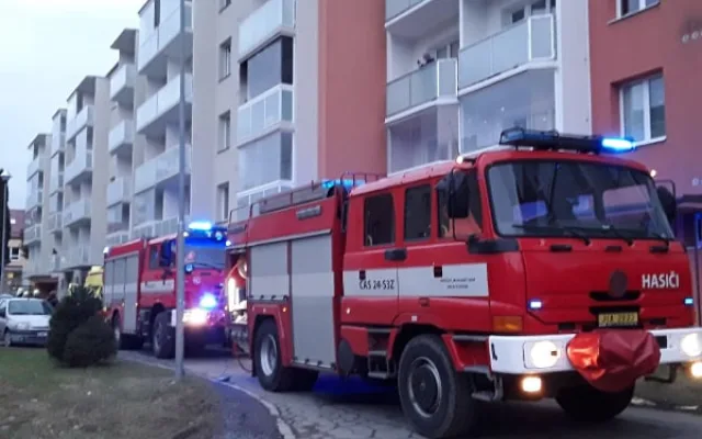 Mladý muž se při požáru bytu nadýchal zplodin. Byl převezen na novoměstské ARO