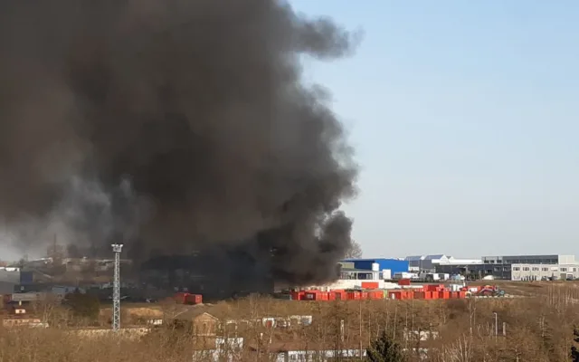 V Hruškových Dvorech hoří, v plamenech je firma Enviropol