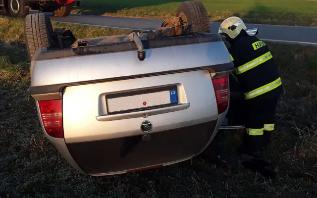 U Staré Říše ráno bouralo osobní auto, skončilo na střeše. Jeden člověk se zranil
