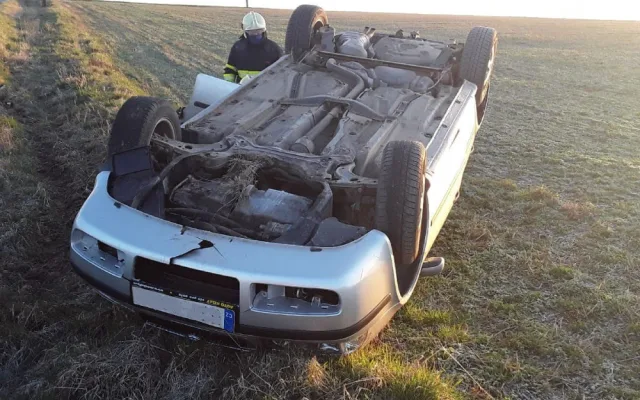 U Staré Říše ráno bouralo osobní auto, skončilo na střeše. Jeden člověk se zranil