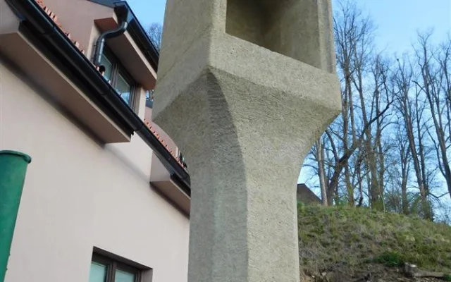 V ulici Pod Jánským kopečkem jsou zrekonstruovaná boží muka. Čeká je i akt žehnání