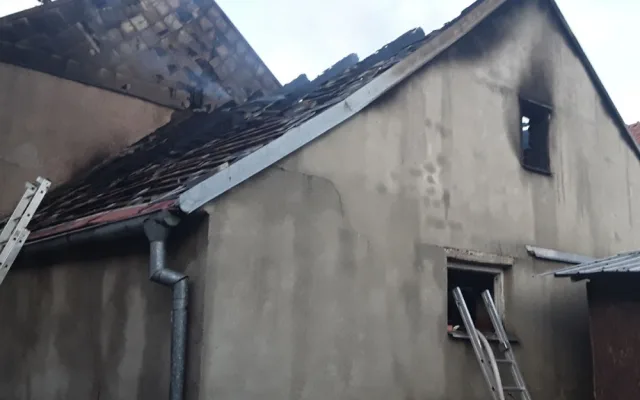 Hasiči během svátku vyjížděli k požáru rodinného domu. Škoda je dva miliony korun
