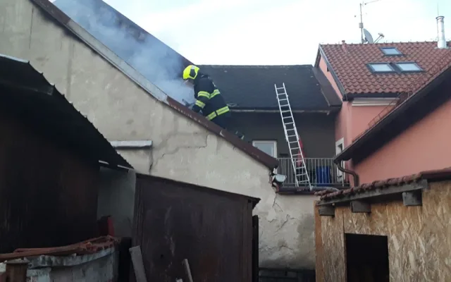 Hasiči během svátku vyjížděli k požáru rodinného domu. Škoda je dva miliony korun