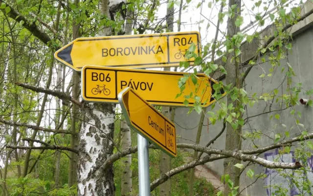 Povrch cyklostezky pod přivaděčem je opravený. Přibyla i nová směrová tabulka