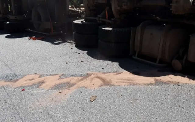 Smolné pondělí pokračuje. U Lesnova boural řidič náklaďáku převážející klády