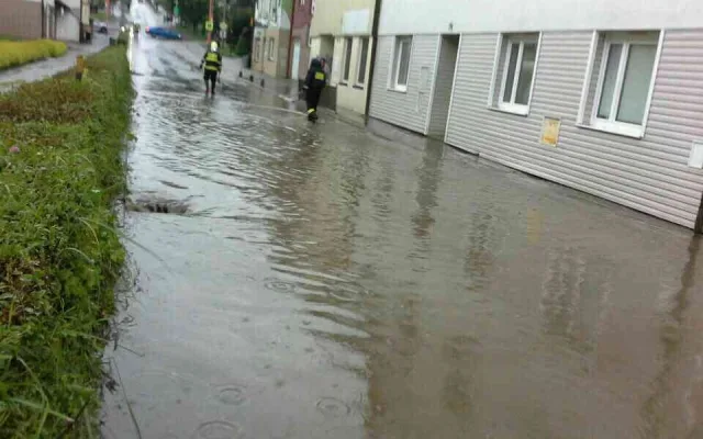 Silný déšť přidělává vrásky hasičům i dnes. Rybník Brychťák hrozí, že přeteče