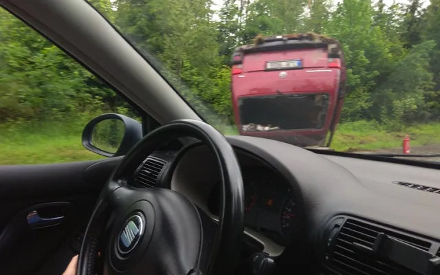 Záchranáři vyjížděli k nehodě u Kostelce. Auto skončilo na střeše, jeden člověk se zranil