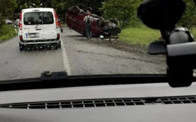 Záchranáři vyjížděli k nehodě u Kostelce. Auto skončilo na střeše, jeden člověk se zranil