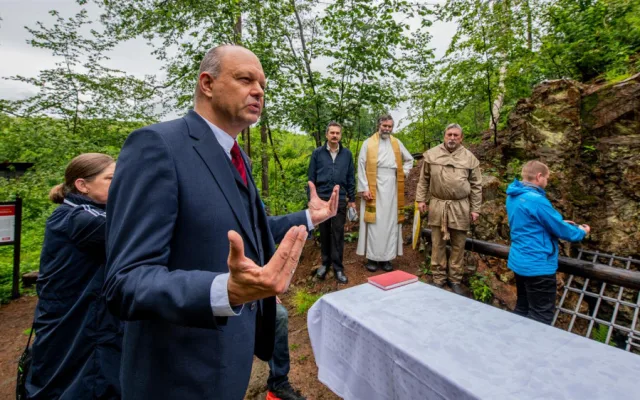 FOTO, VIDEO: Farář požehnal opravené štole u Hybrálce. Byla otevřena v roce 1776