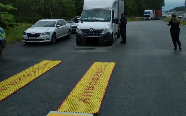 FOTO: Policisté od rána kontrolují provoz na silnicích. Zaměřují se i na přetížená vozidla