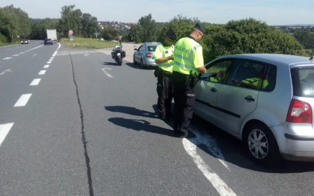 Nad silnicí I/38 létal vrtulník. Odhalil třeba i řidiče, co předjížděli přes plnou čáru