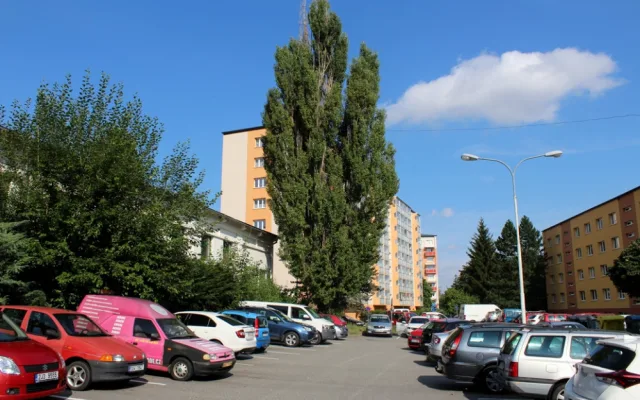 Parkoviště nedaleko ústředního hřbitova