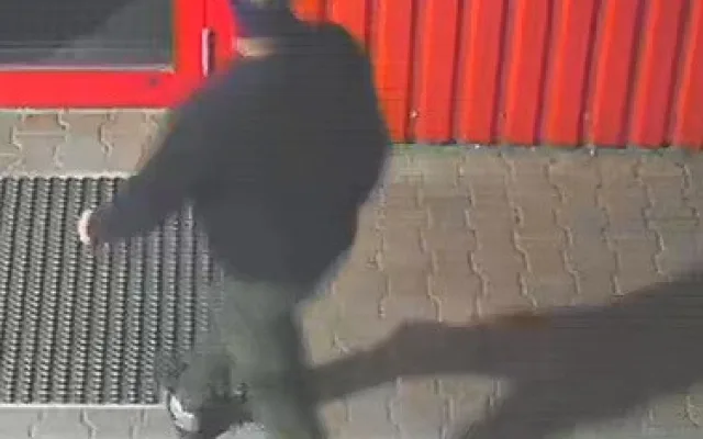 VIDEO: Policisté zveřejnili další informace o lupiči v Polné. Z benzinky měl odjet v modré Fabii