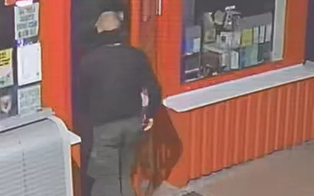 VIDEO: Policisté zveřejnili další informace o lupiči v Polné. Z benzinky měl odjet v modré Fabii