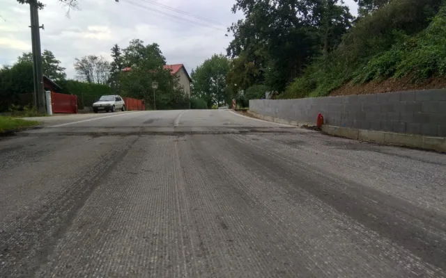 Kostelec se řidičům na 3 měsíce uzavřel. Přibydou chodníky a zlepší se povrch vozovky