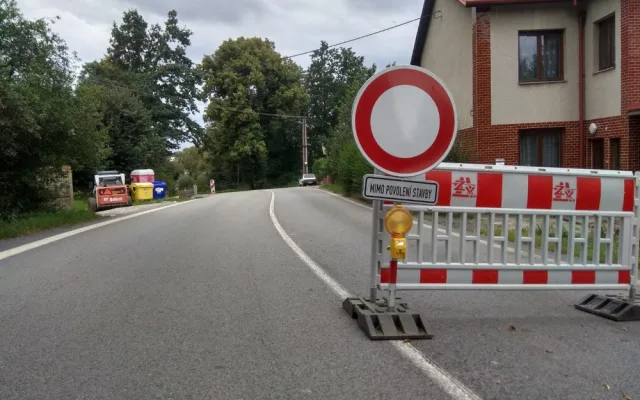 Kostelec se řidičům na 3 měsíce uzavřel. Přibydou chodníky a zlepší se povrch vozovky