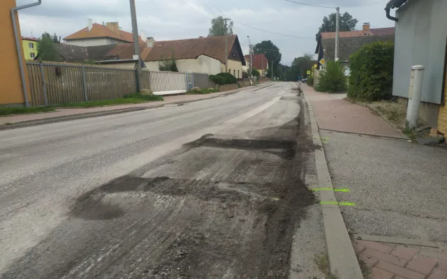 Kostelec se řidičům na 3 měsíce uzavřel. Přibydou chodníky a zlepší se povrch vozovky