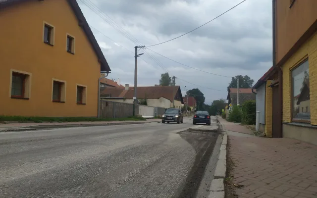 Kostelec se řidičům na 3 měsíce uzavřel. Přibydou chodníky a zlepší se povrch vozovky