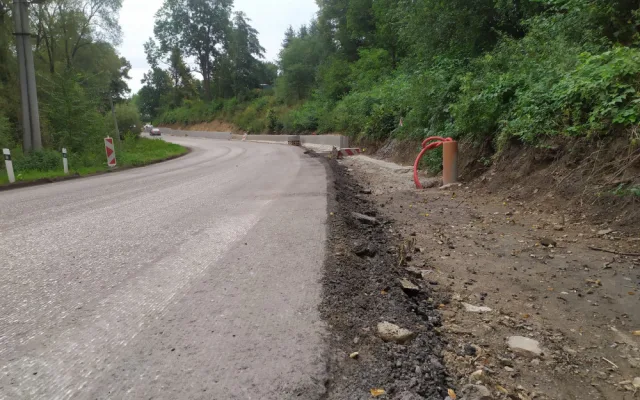 Kostelec se řidičům na 3 měsíce uzavřel. Přibydou chodníky a zlepší se povrch vozovky