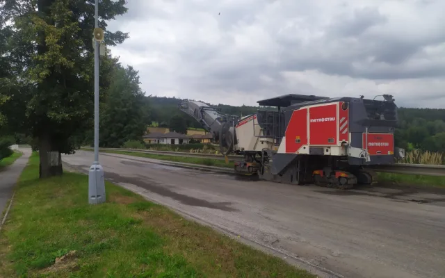 Kostelec se řidičům na 3 měsíce uzavřel. Přibydou chodníky a zlepší se povrch vozovky