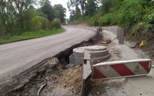 Kostelec se řidičům na 3 měsíce uzavřel. Přibydou chodníky a zlepší se povrch vozovky