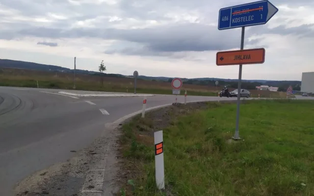 Kostelec se řidičům na 3 měsíce uzavřel. Přibydou chodníky a zlepší se povrch vozovky