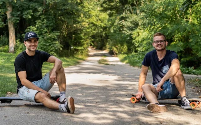 Dva roštáci na longboardech vyráží napříč vlastí. Podpoří tak malého Milánka