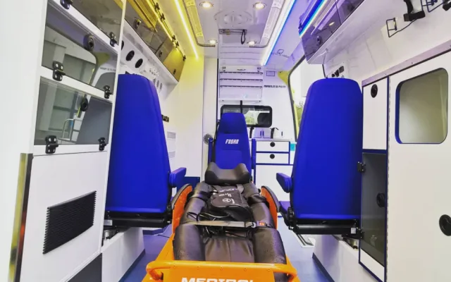 FOTO: Krajští záchranáři mají novou XXL sanitku. Převeze pacienty s váhou přes 200 kilo
