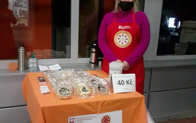 Lidé v Jihlavě koupili koláče za 96 tisíc korun. Peníze poputují na hospicové služby