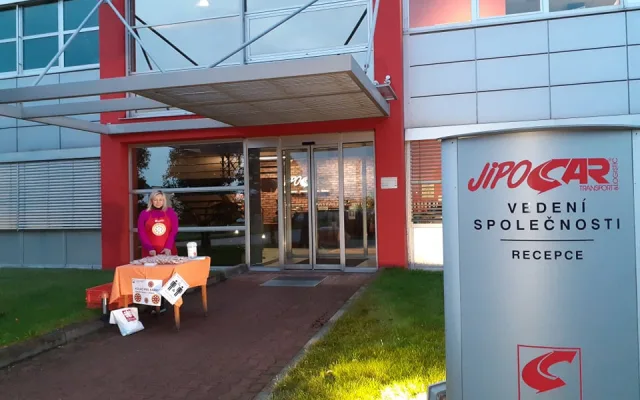 Lidé v Jihlavě koupili koláče za 96 tisíc korun. Peníze poputují na hospicové služby