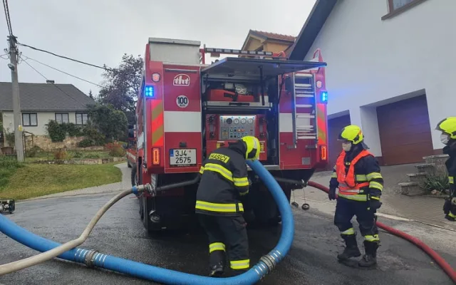 Hasiči likvidovali požár v Popicích, škoda je 1,5 milionu. Hořelo asi kvůli závadě nabíječky