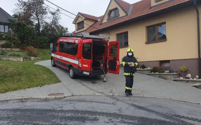 Hasiči likvidovali požár v Popicích, škoda je 1,5 milionu. Hořelo asi kvůli závadě nabíječky