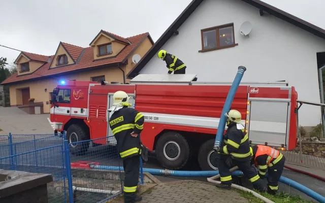 Hasiči likvidovali požár v Popicích, škoda je 1,5 milionu. Hořelo asi kvůli závadě nabíječky
