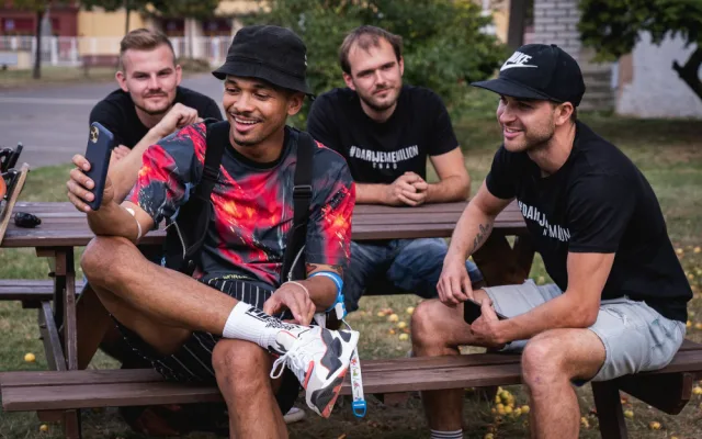 Na longboardech urazili přes 880 km napříč celou Českou republikou a získali téměř půl miliónu korun pro malého Milánka