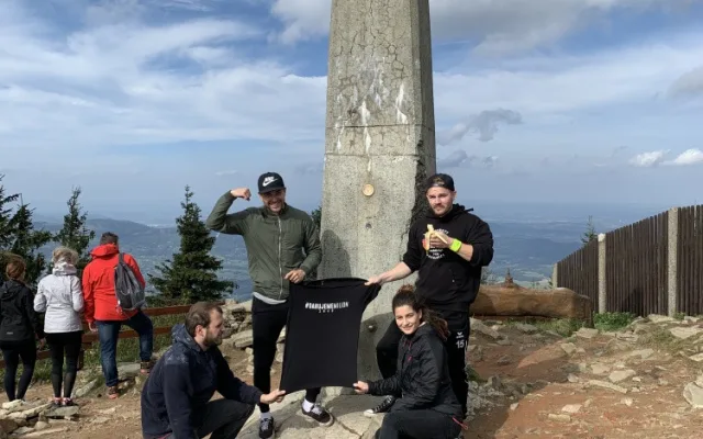 Na longboardech urazili přes 880 km napříč celou Českou republikou a získali téměř půl miliónu korun pro malého Milánka