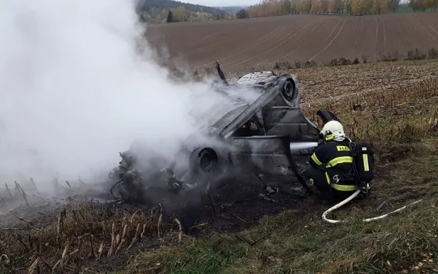 Požár osobního auta. Jeden z cestujících byl letecky převezený do nemocnice