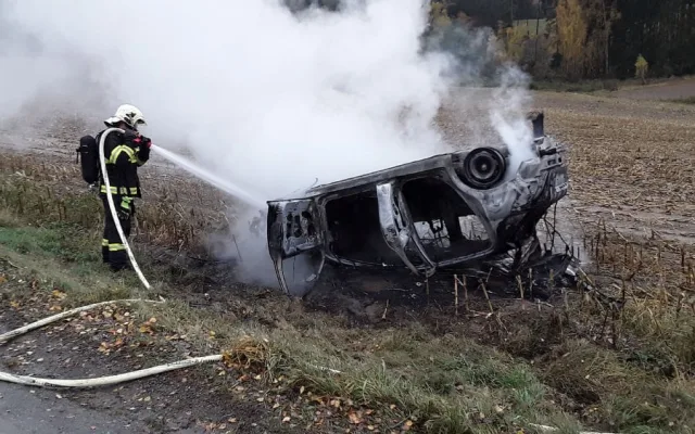 Požár osobního auta. Jeden z cestujících byl letecky převezený do nemocnice