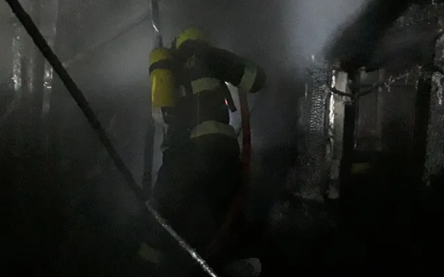 Hasiči z Vysočiny likvidovali dva požáry. Zahradní domek se pokusil uhasit muž, který se zranil a upadl