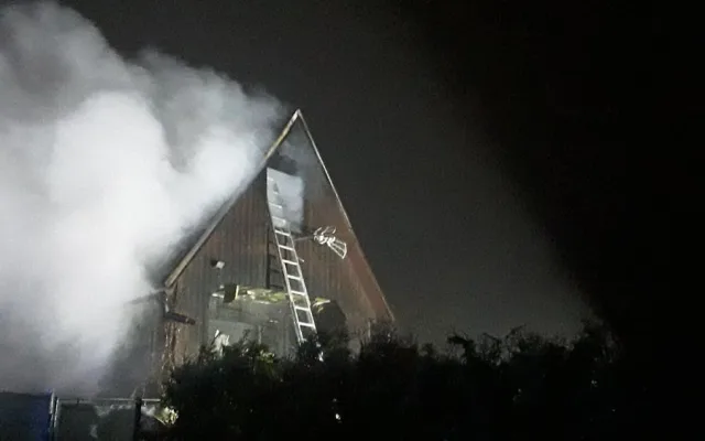 Hasiči z Vysočiny likvidovali dva požáry. Zahradní domek se pokusil uhasit muž, který se zranil a upadl