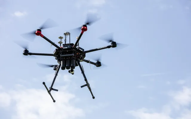 Létáte s dronem? Začnou platit nová přísnější pravidla pro jejich provozování