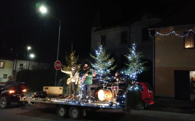Třeští projel koncertní adventní povoz. Dojatí lidé vybíhali z domů v teplákách, říká Matouš z kapely SpazierGang