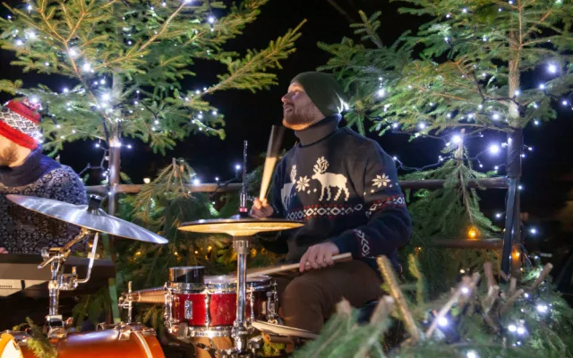 Třeští projel koncertní adventní povoz. Dojatí lidé vybíhali z domů v teplákách, říká Matouš z kapely SpazierGang
