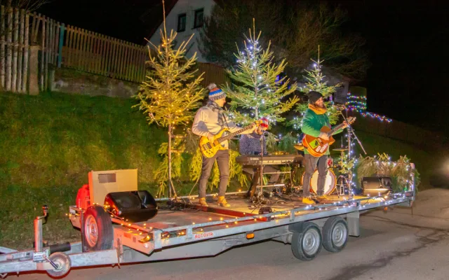 Třeští projel koncertní adventní povoz. Dojatí lidé vybíhali z domů v teplákách, říká Matouš z kapely SpazierGang