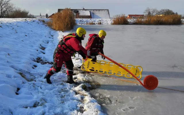 Záchrana tonoucího je vypjatá situace, důležité je nepanikařit, říkají hasiči
