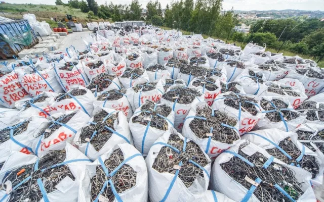 I pod střechou dokáže pršet. Enviropol má nové sprinklery proti požárům