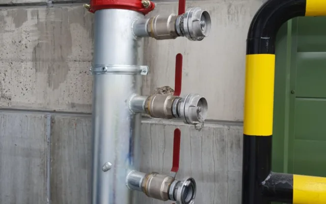 I pod střechou dokáže pršet. Enviropol má nové sprinklery proti požárům