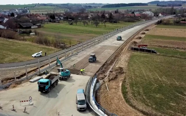Řidiči se po obchvatu Osové Bítýšky projedou asi během září. Podívejte se, jak to tam teď vypadá
