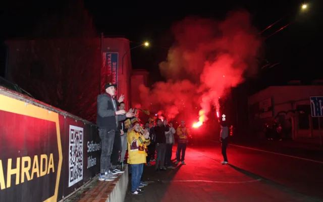 Fanoušci vítali vítězné jihlavské hokejisty. Děkujeme, ale shlukováním si můžete zadělat na problémy, vzkazuje klub