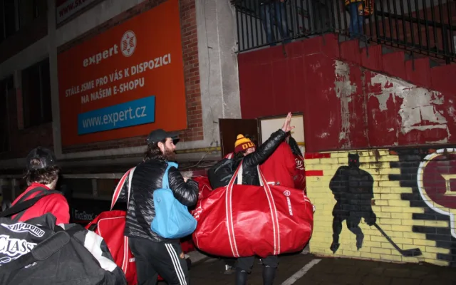 Fanoušci vítali vítězné jihlavské hokejisty. Děkujeme, ale shlukováním si můžete zadělat na problémy, vzkazuje klub