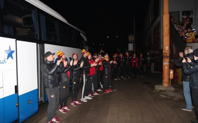 Fanoušci vítali vítězné jihlavské hokejisty. Děkujeme, ale shlukováním si můžete zadělat na problémy, vzkazuje klub